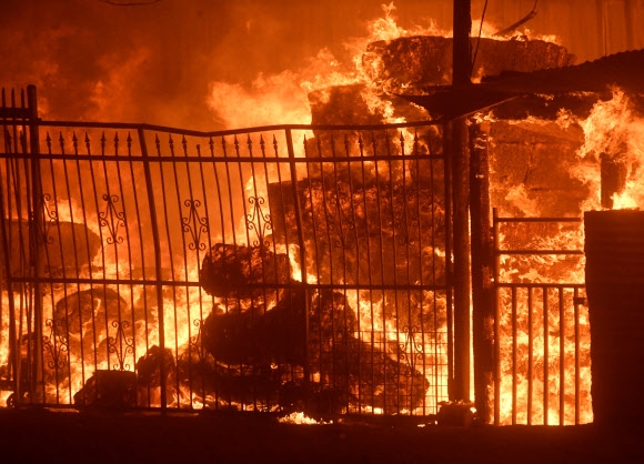 5일(현지시간) 미국 캘리포니아주 실마 카운티의 산 페르난도 밸리에 ‘크릭 파이어’로 명명된 산불이 발화해 가옥이 불타고 있다. 로이터 연합뉴스