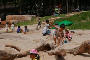 아이들이 눕고, 걷고, 쉬며 책 읽는 ‘기적의 놀이터 ’