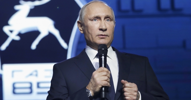 블라디미르 푸틴 러시아 대통령이 6일(현지시간) 모스크바에서 열린 자원봉사자 모임에 참석해 조만간 대통령 선거에 출마할지 여부를 결정할 것이라고 밝히고 있다. AP 연합뉴스