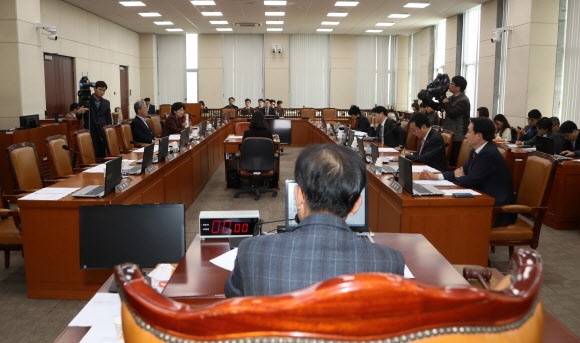 7일 국회에서 열린 정치개혁 특별위원회 전체회의가 공직선거법 개정안을 논의하려고 했으나 자유한국당 의원들의 불참으로 참석 의원들이 회의 운영에 관한 문제만 논의한 뒤 30여 분 만에 산회했다.  연합뉴스