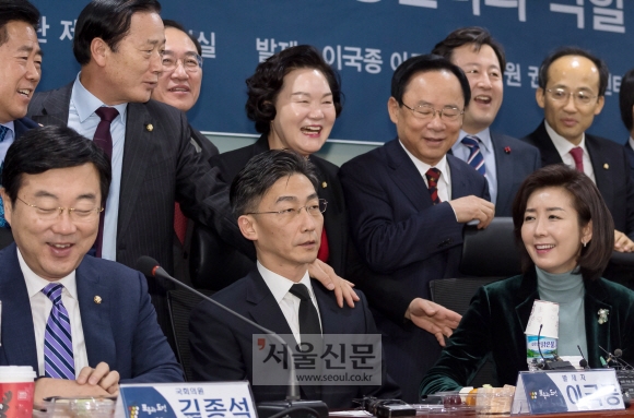7일 국회에서 열린 이국종 아주대 교수 초청 ’외상센터 정책간담회’에 참석한 의원들이 이 교수와 사진을 찍고 있다. 이종원 선임기자 jongwon@seoul.co.kr