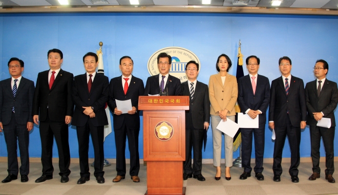 이시종 충북지사(왼쪽에서 다섯 번째)와 충청권 국회의원들이 7일 국회 정론관에서 기자회견을 갖고 청주공항을 모기지로 하는 저가항공사의 면허승인을 정부에 촉구하고 있다.  충북도 제공