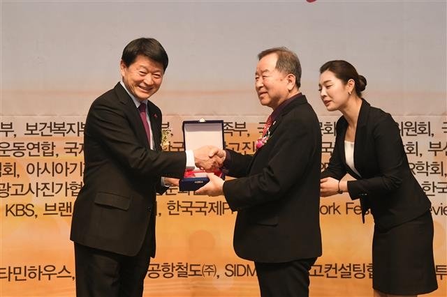 최창식(왼쪽) 서울 중구청장이 지난 6일 한국프레스센터에서 열린 ‘2017 대한민국 커뮤니케이션 대상’에서 수상을 하고 있다.  중구 제공