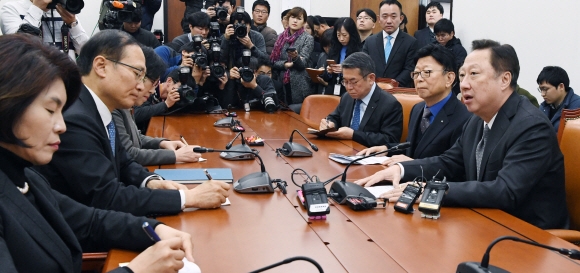 홍영표(왼쪽 두 번째) 국회 환경노동위원장이 7일 근로시간을 축소하는 근로기준법 제정에 대한 재계 입장을 전달하기 위해 국회를 방문한 박용만(맨 오른쪽) 대한상공회의소 회장의 말을 듣고 있다. 이종원 선임기자 jongwon@seoul.co.kr