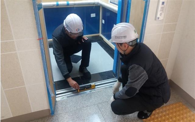 한국승강기안전공단 직원 2명이 신축 LH아파트 승강기에 대한 정밀점검을 시행하고 있다. 한국승강기안전공단 제공 
