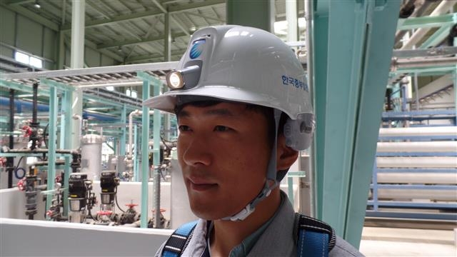 한국중부발전의 한 직원이 국내 최초로 개발된 유비쿼터스 융합형 안전모를 쓰고 있는 모습. 한국중부발전 제공