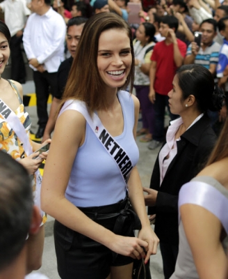 미스 유니버스 네덜란드 Nicky Opheij가 7일(현지시간) 필리핀 마닐라의 한 패스트 푸드 매장을 방문해 활짝 웃고 있다. EPA 연합뉴스