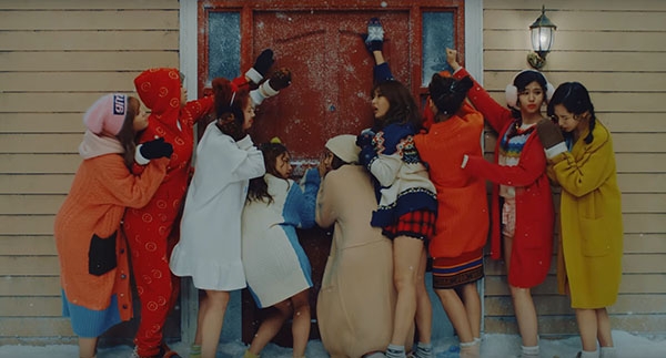 트와이스 ‘KNOCK KNOCK’ 뮤직비디오 캡처