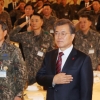[서울포토] 군 지휘관들과 함께 국기에 경례하는 문재인 대통령