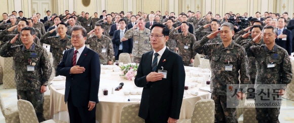 문재인 대통령이 8일 오후 청와대 영빈관에서 열린 전군 주요지휘관 격려 오찬에서 군 지휘관들과 함께 국기에 경례하고 있다. 안주영 기자 jya@seoul.co.kr