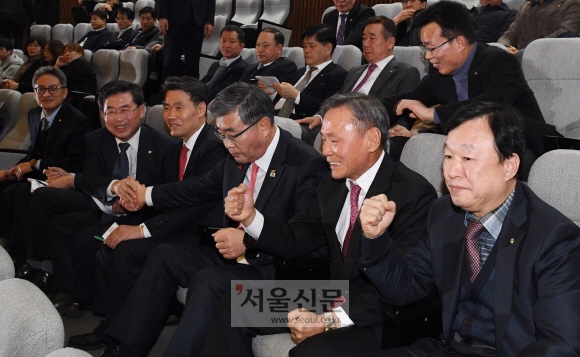 8일 국회 본회의에서 세무사법 일부개정법률안이 본회의에 통과되자 방청석에앉아있던 세무사들이 환호하고있다. 이종원 선임기자 jongwon@seoul.co.kr