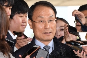 국정원 전 기조실장 “박근혜 관심 끌려고 안봉근에 돈 줬다”