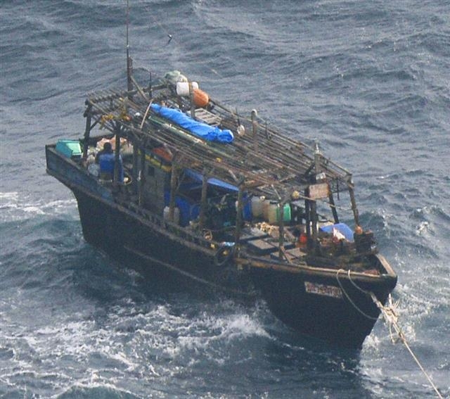지난달 29일 일본 홋카이도 마쓰마에 인근 해상에서 발견된 북한 목선. 악천후로 표류하던 이 배에는 선원 10명이 타고 있었으며 모두 굶주린 상태였다. 도쿄 AP 연합뉴스 기사와 직접 관련은 없습니다.