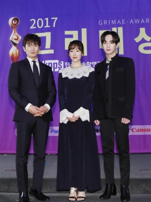 배우 지성(왼쪽부터), 서현진, 키가 8일 오후 서울 KBS에서 열린 ‘2017 그리메상’에 참석해 수상을 한 뒤 포즈를 취하고 있다. <br>뉴스1
