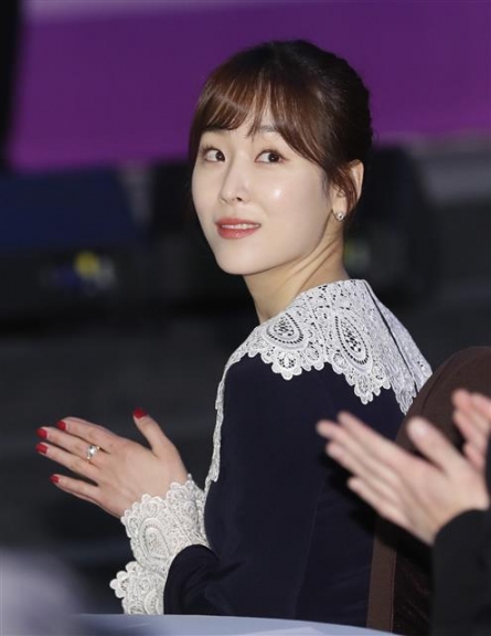 배우 서현진이 8일 오후 서울 KBS에서 열린 ‘2017 그리메상’에 참석해 박수를 치고 있다. <br>뉴스1