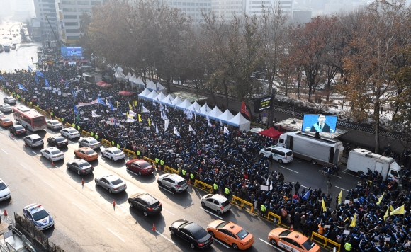 대한의사협회 소속 의사들이 10일 서울 중구 대한문 앞에서 건강보험 보장성 강화 등을 담은 ‘문재인 케어’를 반대하고, 한의사 의료기기 허용 저지를 주장하는 집회를 열고 있다. 도준석 기자 pado@seoul.co.kr