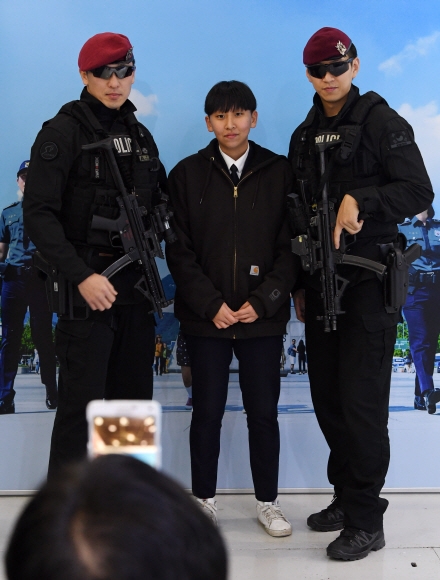지난 6일 서울 서초구 aT센터에서 열린 ‘2017 공직박람회’를 찾은 한 학생(가운데)이 경찰청 부스에서 경찰특공대 대원들과 기념촬영을 하고 있다. 손형준 기자 boltagoo@seoul.co.kr