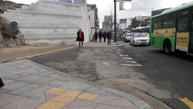 종로구 소재 동대문 성곽 공원 앞 보도를 대청마루 문양 배열로 교체하기 전 사진.  종로구 제공 종로구 소재 동대문 성곽 공원 앞 보도를 대청마루 문양 배열로 교체하기 전 사진.  종로구 제공