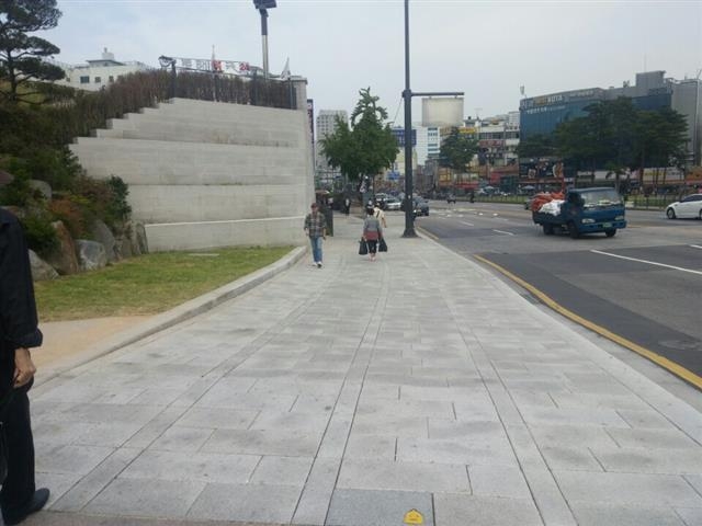 종로구 소재 동대문 성곽 공원 앞 보도를 대청마루 문양 배열로 교체한 후 사진.  종로구 제공 종로구 소재 동대문 성곽 공원 앞 보도를 대청마루 문양 배열로 교체한 후 사진.  종로구 제공