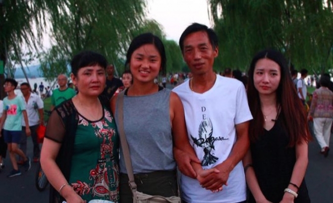 지난 8월 칠석 날 중국 항저우의 부러진 다리에서 해후한 캐티 폴러(왼쪽 두 번째)가 22년 만에 만난 친부모, 언니와 다정히 포즈를 취하고 있다. 사우스 차이나 모닝 포스트 