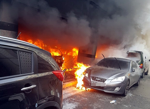 11일 오전 10시 7분쯤 충남 천안시 서북구 두정동 한 원룸 건물에서 불이 나 4명이 다쳤다. 사진은 불길이 원룸 주변에 주차된 차량으로 옮겨붙은 모습. 연합뉴스 독자 제공.