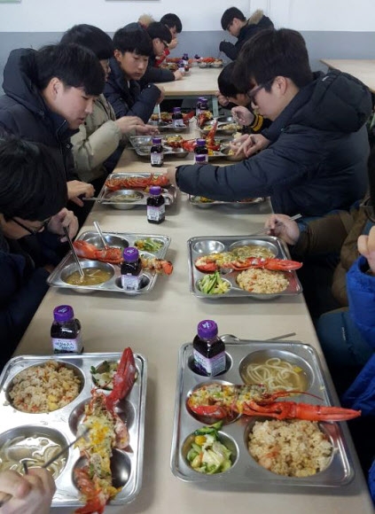 울산시 울주군 세인고등학교가 지난 8일 점심 급식에 랍스터를 제공해 학생들에게 큰 환영을 받았다.  울산시교육청 제공=연합뉴스