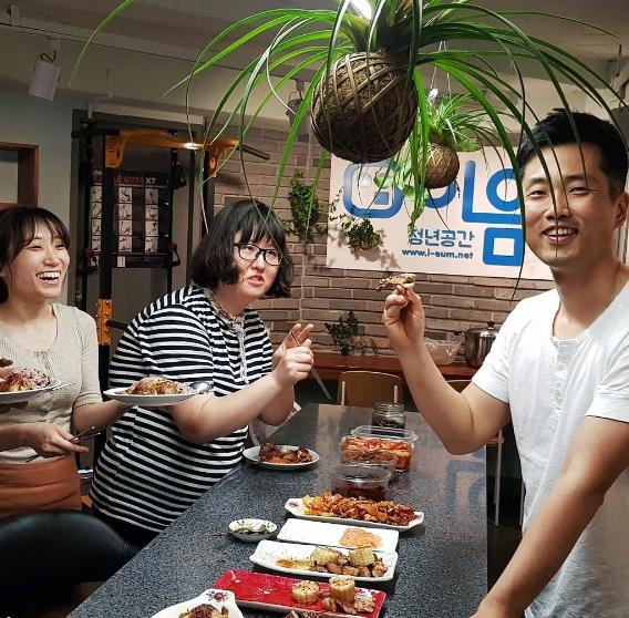 서울시 일자리카페로 선정된 서울 관악구 낙성대동의 청년 공간 ‘이음’을 이용하는 청년들. 관악구 제공