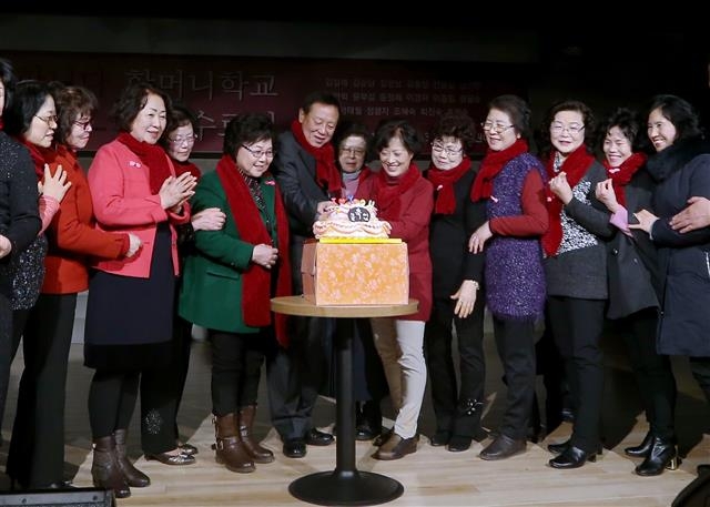 차성수(오른쪽 여덟 번째) 서울 금천구청장이 지난 5일 가산로 문화정원 아트홀에서 열린 ‘할머니 학교’ 1기 수료식에 참석, 케이크를 자르며 수강생들의 졸업을 축하하고 있다. 금천구 제공