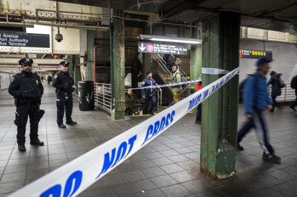 뉴욕 맨해튼서 테러 용의자 포함 4명 부상