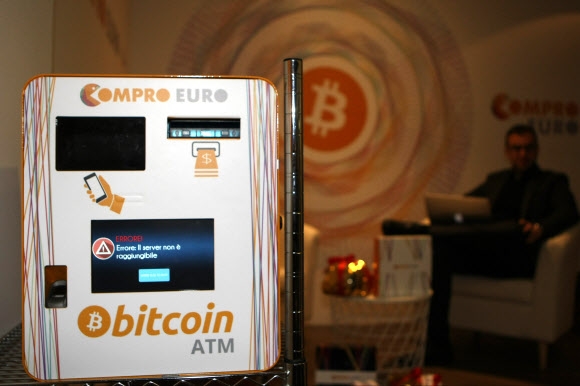 11일(현지시간) 이탈리아 로베레토에 위치한 ‘콤프로 유로(Compro Euro)’에 가상화폐인 비트코인 자동화기기(ATM)가 설치되어 있다.  AFP 연합뉴스