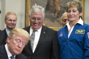 아폴로 프로젝트 이후 45년만에 미국 달 유인탐사 시작