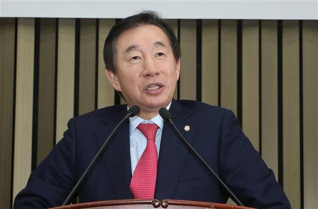 자유한국당 신임 원내대표로 선출된 김성태 의원이 12일 오후 서울 여의도 국회에서 열린 2017년 원내대표 및 정책위의장 선출을 위한 의원총회에서 당선 소감을 밝히고 있다.  뉴스1