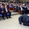 [서울포토] 의원들에게 큰 절 하는 함진규 신임 정책위의장