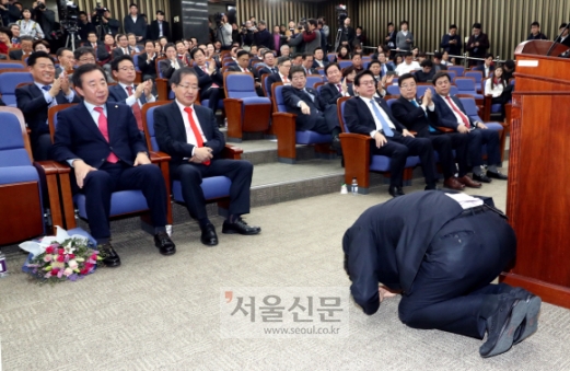 [서울포토] 의원들에게 큰 절 하는 함진규 신임 정책위의장