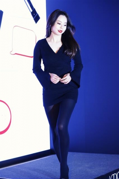 배우 안소희가 12일 오후 서울 신사동 한 미술관에서 열린 코스메틱 브랜드 포토 행사에 참석하고 있다. <br>뉴스1