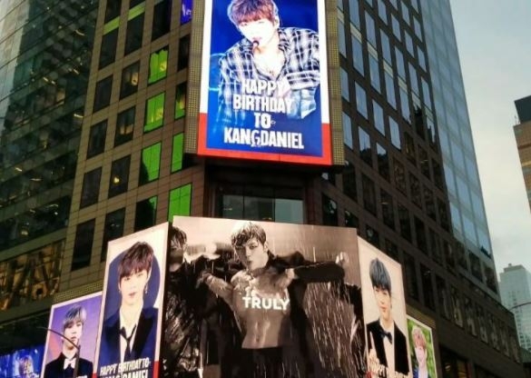 사진=강다니엘 생일 광고/온라인 커뮤니티