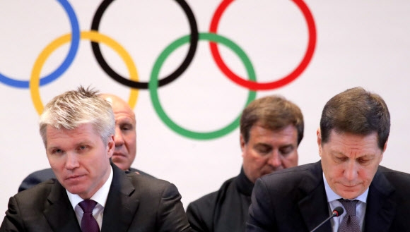   알렉산드르 주코프(오른쪽) 러시아올림픽위원회(ROC) 위원장과 파벨 콜롭코프 러시아 체육부 장관이 12일(현지시간) 2018 평창동계올림픽에 자국 선수들이 개인 자격으로 출전하는 것을 허용하겠다고 발표하고 있다. 모스크바 로이터 연합뉴스 