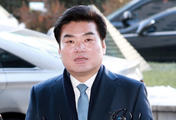 ‘정치자금법 위반’ 혐의 원유철 의원 검찰 출석