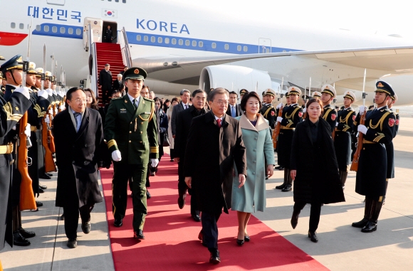 중국 국빈 방문중인 문재인 대통령 내외가 13일 오전 베이징 서우드 공항에 도착해 의장대를 사열하고 있다. 2017. 12. 13 안주영 기자 jya@seoul.co.kr
