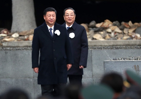 시진핑(왼쪽) 중국 국가주석과 위정성 전국인민정치협상회의 주석이 13일 난징대학살 희생동포 기념관에서 열린 난징대학살 80주년 추모식에 참석하고 있다. 난징 EPA 연합뉴스