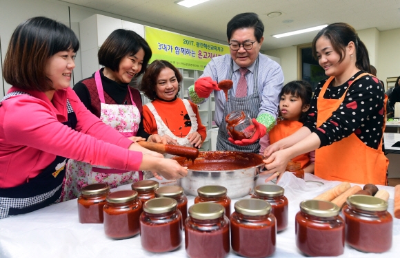 김기동(오른쪽 세 번째) 서울 광진구청장이 지난 12일 자양공공힐링센터 영양교육실에서 열린 ‘전통방식 고추장 담그기’ 행사에 참석, 지역 주민들과 함께 고추장을 담그고 있다. 정연호 기자 tpgod@seoul.co.kr