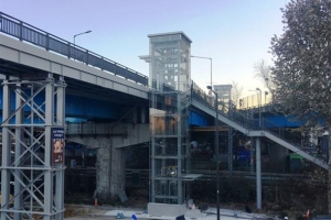 보도 육교에 엘리베이터