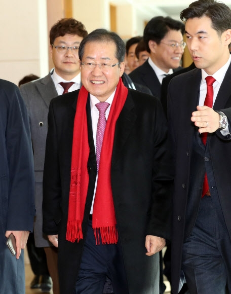 자유한국당 홍준표 대표가 13일 2박3일간 일본을 방문하기 위해 인천공항에 도착해 출국장으로 향하고 있다. 연합뉴스