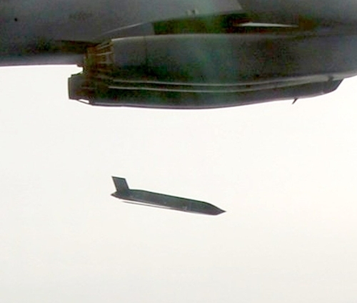 전략폭격기 B-1B에서 발사되는 미 공군의 스텔스 장거리 대함미사일[트위트 캡처] 연합뉴스