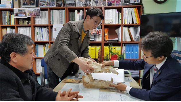 김광수 서울시의원(오른쪽)이 지난 8일 서울대 이성민 연구자로 부터 멧돼지 치명적 위협에 대한 설명을 듣고 있다.