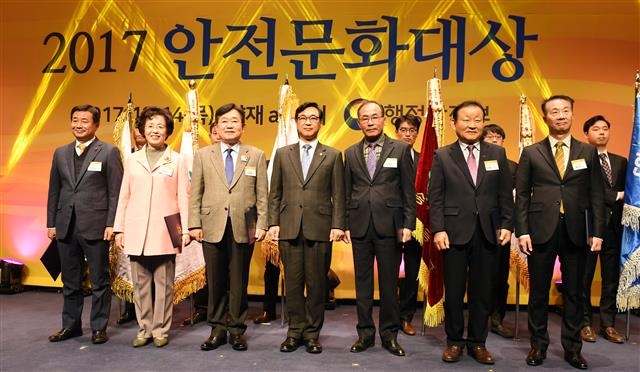 박춘희(왼쪽 두 번째) 서울 송파구청장이 14일 서울 서초구 양재동 AT센터에서 ‘2017 안전문화대상’ 기초자치단체 부문 대통령상을 수상한 후 다른 수상자들과 함께 기념촬영을 하고 있다.  송파구 제공