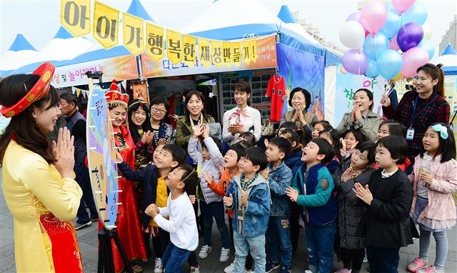 광주 서구의 아동친화도시 인증선포식에서 아이들이 풍선아트를 만들며 자축하고 있다. 광주 서구 제공