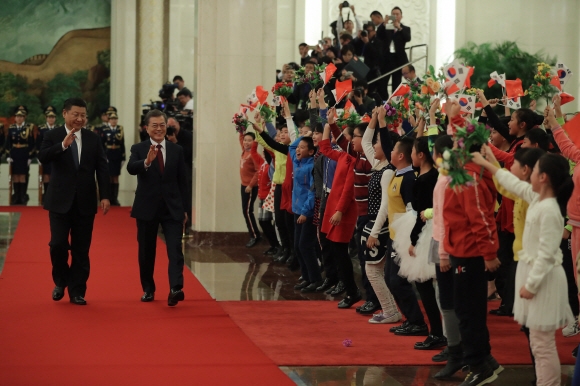 문재인 대통령이 시진핑 중국 국가주석과 14일 오후(현지시각) 중국 베이징 인민대회당에서 열린 공식환영식에서 의장대를 사열한 후 인사하고 있다.  안주영 기자 jya@seoul.co.kr