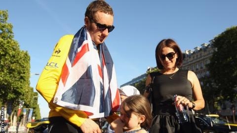 브래들리 위긴스가 2012년 트루 드 프랑스를 제패한 뒤 아내 캐서린과 딸의 축하를 받고 있다. AFP 자료사진