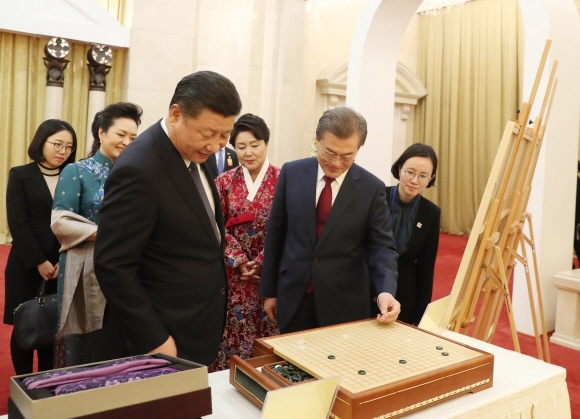 문재인 대통령 시진핑 주석에 선물받은 옥 바둑판